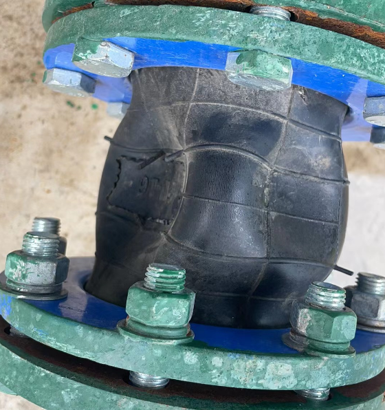 水泵進(jìn)口軟連接被吸癟的原因